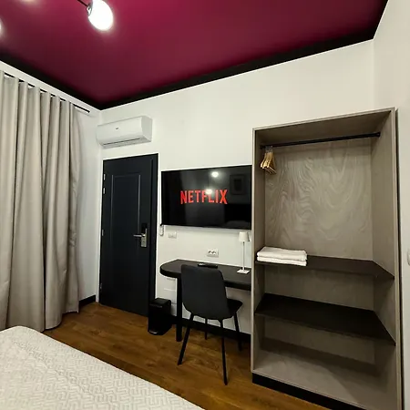 Days Free Parking * Tiran